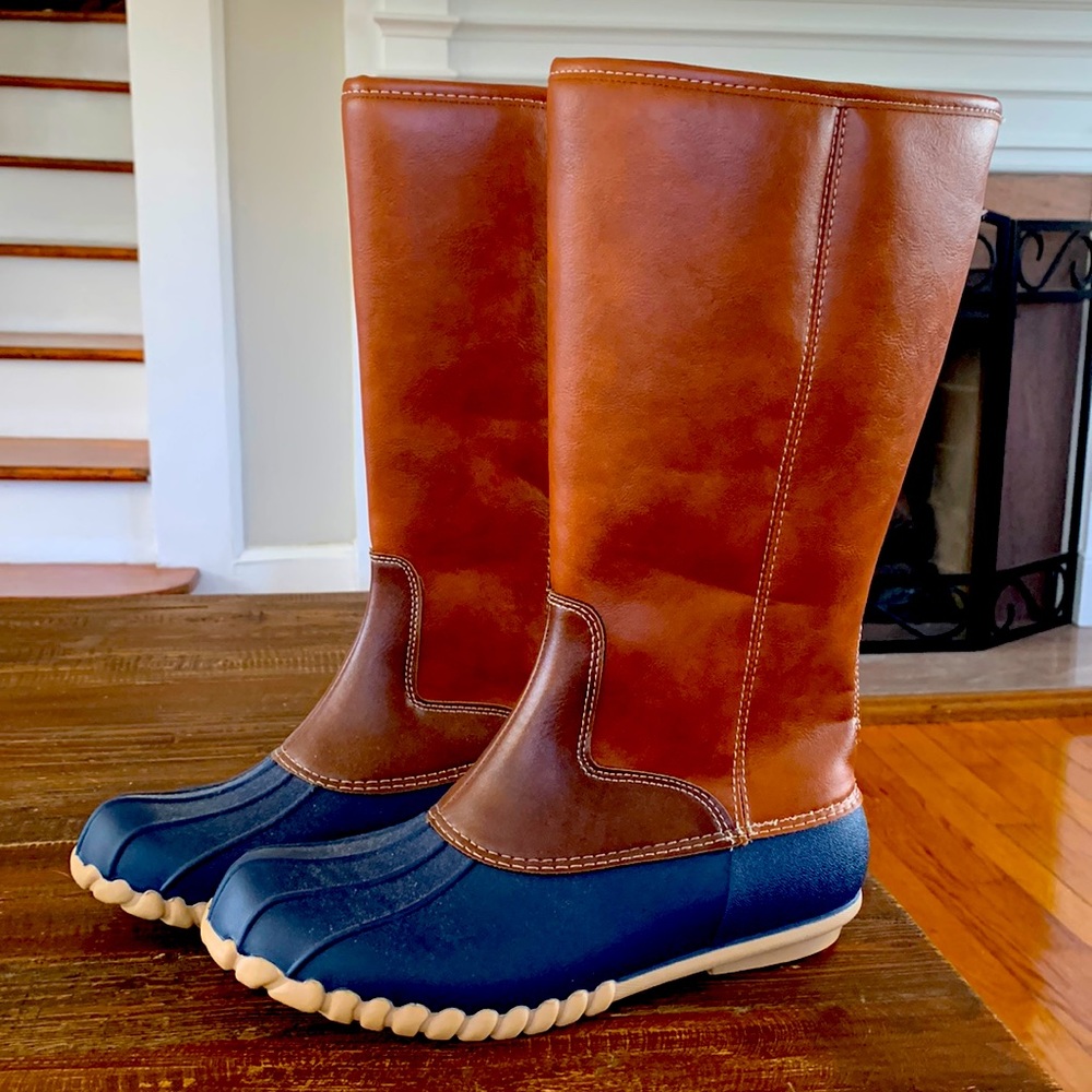 Outwoods rain boots. Never worn. Excellent condition. Light wait. Warm.